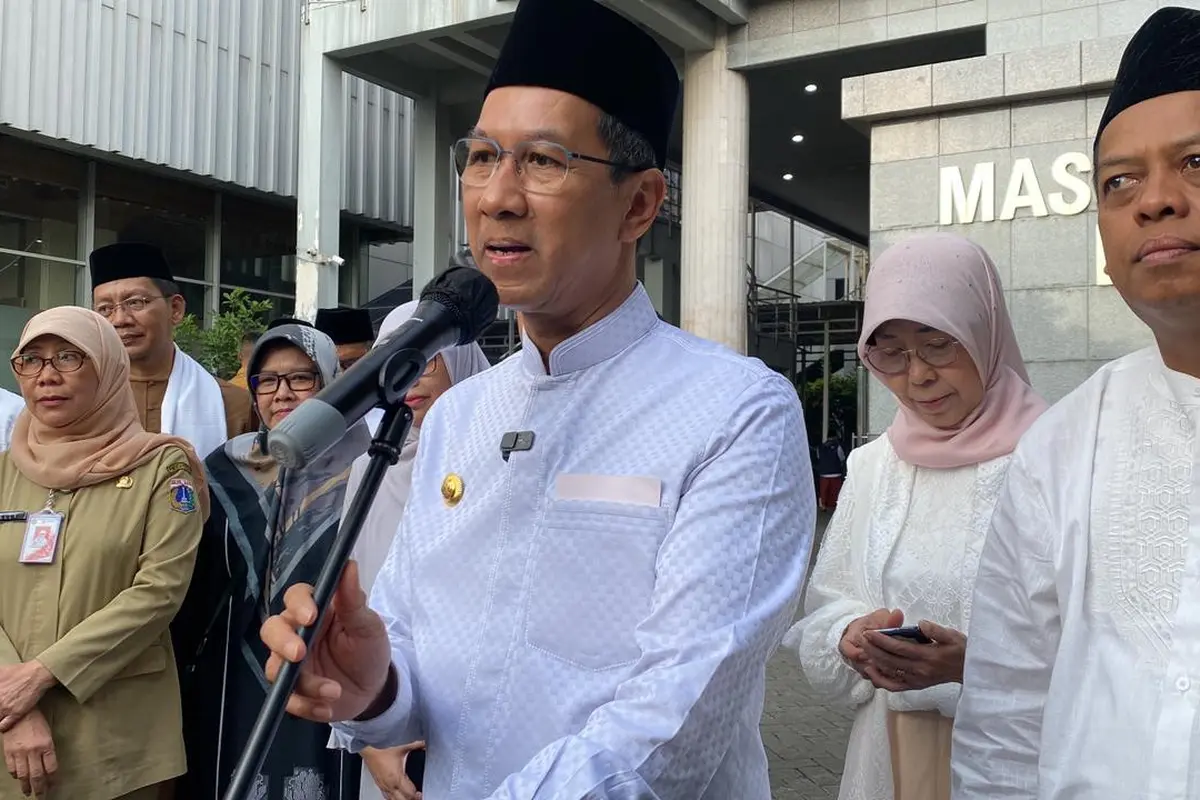 Penjabat Gubernur DKI Jakarta Heru Budi Hartono melaksanakan sholat Idul Adha bersama pejabat DKI Jakarta di Masjid Fatahillah Balai Kota, Kamis (29/6/2023).