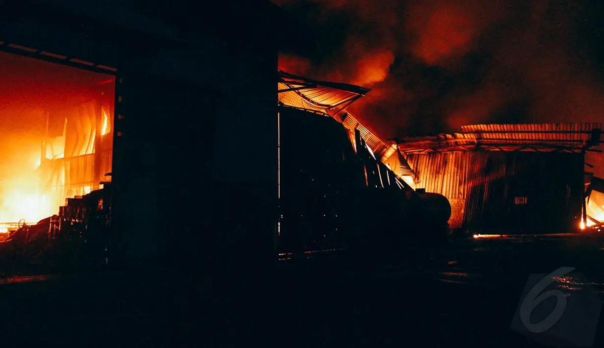 Kebakaran yang terjadi sekitar pukul 00:24 WIB itu hingga kini belum diketahui penyebabnya, Jakarta. Foto diambil pada Selasa (11/11/2014). (Liputan6.com/Faizal Fanani)  