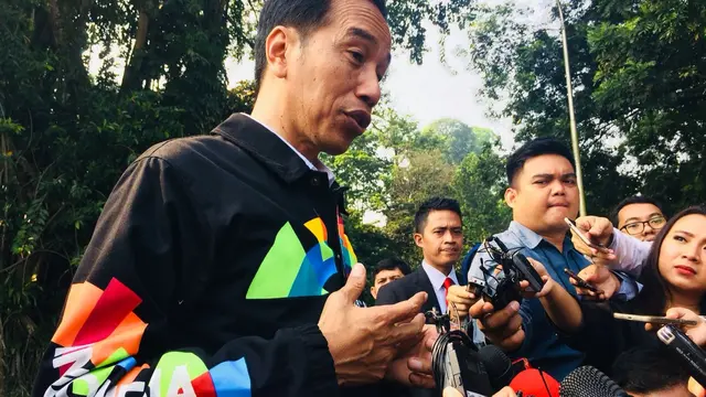 Presiden Jokowi mengenakan jaket Asian Games saat menerima 272 perwakilan siswa-siswi OSIS SMA berprestasi se-Indonesia di Istana Kepresidenan Bogor.
