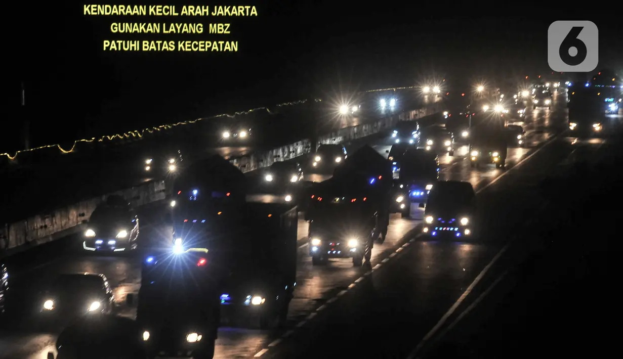<p>Suasana arus kendaraan pemudik saat melintasi Jalan Tol Jakarta-Cikampek, Karawang, Jawa Barat, Kamis (28/4/2022). Arus lalu lintas kendaraan pemudik terpantau ramai lancar usai diberlakukan sistem satu arah atau One Way di ruas Tol Jakarta-Cikampek KM 47 hingga Tol Kalikangkung KM 414. (merdeka.com/Iqbal S Nugroho)</p>