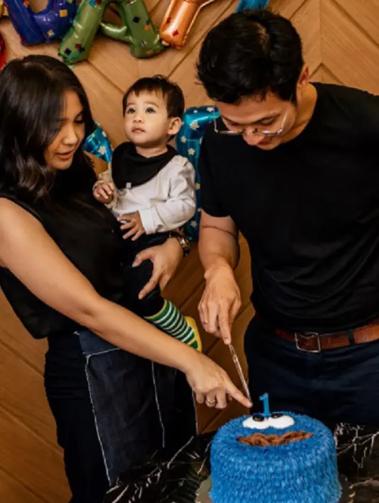 Kira-kira potongan kue pertama untuk siapa ya. Tampaknya Iori lebih tertarik melihat balon yang ada di atas. (Foto: instagram.com/putrititian)