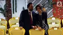 Ketua Umum Partai Nasdem, Surya Paloh berselfie saat menghadiri pelantikan Presiden dan Wapres 2019 di Gedung MPR/DPR/DPD RI, Senayan, Jakarta, Minggu (20/10/2019). Jokowi-Ma'ruf Amin resmi dilantik sebagai Presiden dan Wapres RI periode 2019-2024. (Liputan6.com/Johan Tallo)