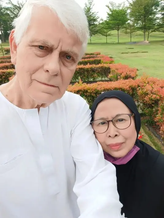 Diketahui keluarga Ashraf yang selama ini tinggal di Malaysia berkunjung ke Indonesia. Mereka kembali ziarah ke makam sang putra. (instagram.com/bclsinclair)