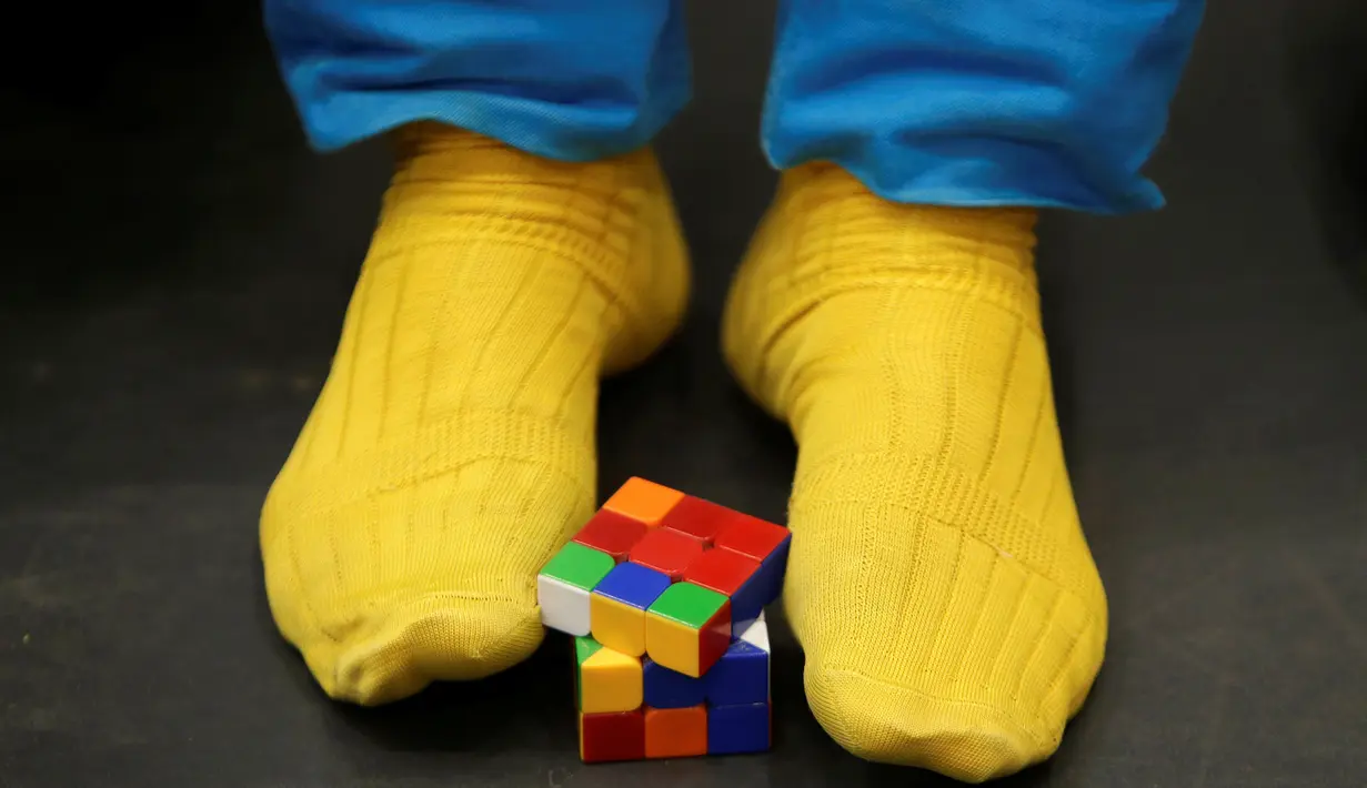 Peserta memutar rubik menggunakan kaki pada Kejuaraan Rubik Eropa  di Praha , Republik Ceko , (15/7). Kejuaraan ini memiliki 18 kategori termasuk memecahkan permainan rubik dengan menutup mata. (REUTERS / David W Cerny)