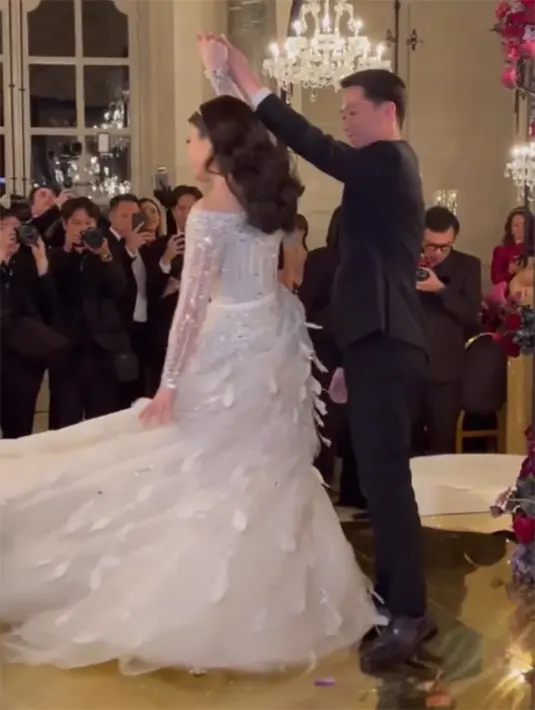 Dalam video singkat, tampak kedua pasangan yang tengah berbahagia itu sedang dansa tipis-tipis. "Dansa tipis-tipis, soo cuteeee🥰 #KEVINVALENINLOVE,"  tulis diah_kss. [Instagram/diah_kss]