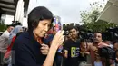 Sallyawati Rahardja menutup wajahnya usai kembali diperiksa KPK, Jakarta, Rabu (8/2). Sallyawati dipanggil terkait dengan kasus suap pengadaan pesawat dan mesin pesawat dari Airbus SAS dan Rolls-Royce pada PT Garuda Indonesia. (Liputan6.com/Helmi Afandi)