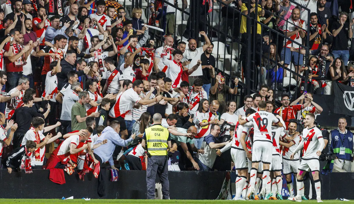 Pemain Rayo Vallecano merayakan kemenangan bersama suporter setelah menaklukkan Barcelona pada laga Liga Spanyol di Stadion Vallecas, Kamis (27/04/2023). Hasil ini membuat Barca tertahan di angka 76 dari 31 laga. Namun mereka masih aman di pucuk klasemen. (AP Photo/Pablo Garcia)