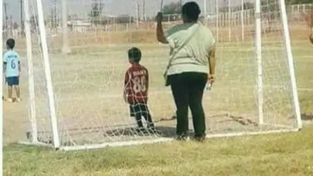 6 Aksi Lucu Emak-Emak saat Pakai Payung Ini Bikin Geleng Kepala