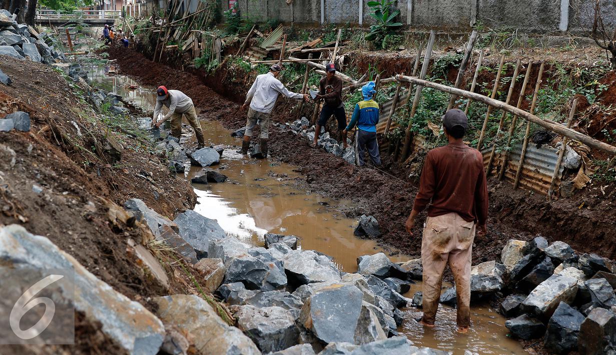 Pekerja mengerjakan pondasi turap di bantaran kali Tanah Baru, Srengseng Sawah, Jakarta Selatan, Jumat (9/10/2015). Pengerjaan turap ini bertujuan untuk mengatasi kelongosoran tanah di pinggiran kali. (Liputan6.com/Yoppy Renato)