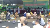 Para pelajar dari perwakilan Sekolah Dasar se-Kabupaten Banyuwangi belajar cara mengelola dan memanfaatkan sampah baik yang organik maupun non organik di Kantor Bank Sampah, Dinas Lingkungan Hidup (DLH), Senin (10/2).