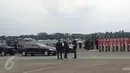Petugas berjaga di dekat mobil yang akan di kenakan Presiden Joko Widodo dan Raja Arab Saudi, Salman bin Abdulaziz di Bandara Halim Perdanakusuma, Jakarta, Rabu (1/3).  (Liputan6.com/Fery Pradolo)