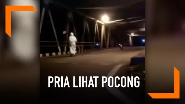 Pengendara motor berhasil dibuat terbirit-birit usai pocong jadi-jadian muncul di sebuah jembatan. Saking ketakutannya, salah satu pria sampai memanjat tiang jembatan.