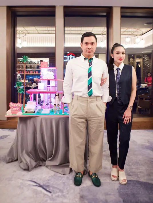 Ia pun terlihat kompak dengan sang suami, Harvey Moeis yang juga kenakan blazer [@sandradewi88]