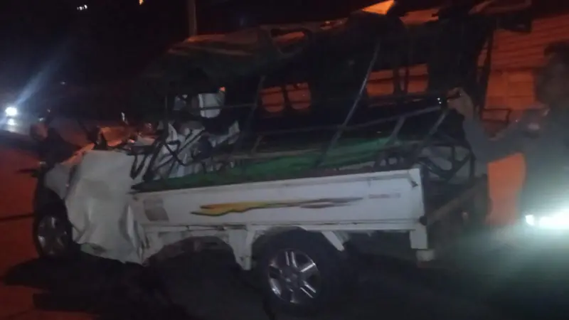 Kondisi kendaraan pikap yang menabrak bagian kanan belakang truk fuso di Bandar Lampung.  Foto : (Istimewa).