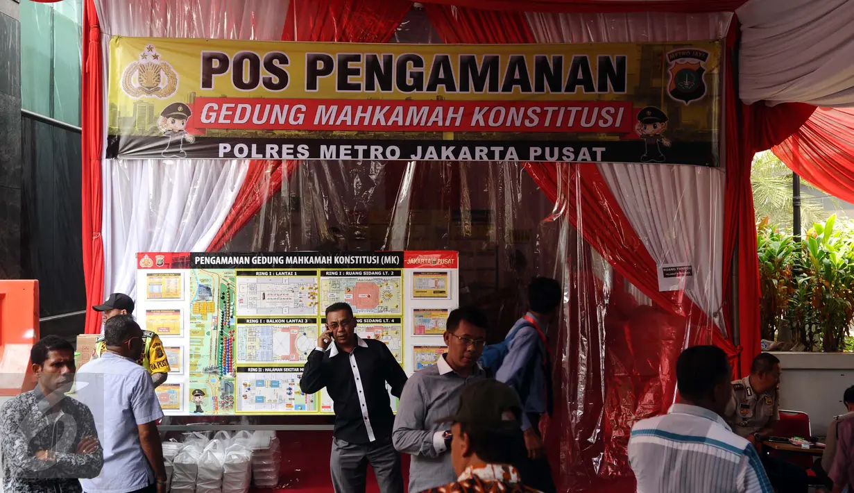 Sebuah Pos Pengamanan didirikan disamping gedung Mahkamah Konstitusi, Jakarta, Senin (18/1/2016). Mahkamah Konstitusi membacakan 40 putusan perselisihan hasil Pilkada 2015 secara marathon pada Senin (18/1/2016). (Liputan6.com/Helmi Fithriansyah)