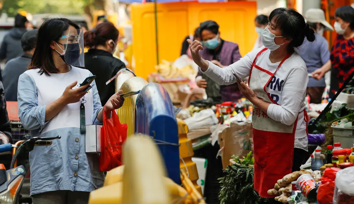 Warga membeli makanan di Wuhan, ibu kota Provinsi Hubei, China tengah,(16/4/2020). Seiring meredanya epidemi COVID-19, kehidupan berangsur kembali normal di Wuhan. (Xinhua/Shen Bohan)