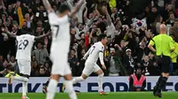 Son Heung-min merayakan gol yang dicetaknya dalam kemenangan Tottenham Hotspur atas Fulham pada laga pekan kesembilan Liga Inggris 2023/2024 di Tottenham Hotspur Stadium, Selasa (24/10/2023) dini hari WIB. Tottenham menang 2-0 dalam laga ini. (Glyn KIRK / AFP)
