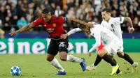 Pemain Manchester United (MU), Antonio Valencia (kiri) menggiring bola melewati pemain Valencia pada babak penyisihan Grup H Liga Champions di Stadion Mestalla, Valencia, Spanyol, Rabu (12/12). MU kalah 1-2 atas Valencia. (AP Photo/Alberto Saiz)