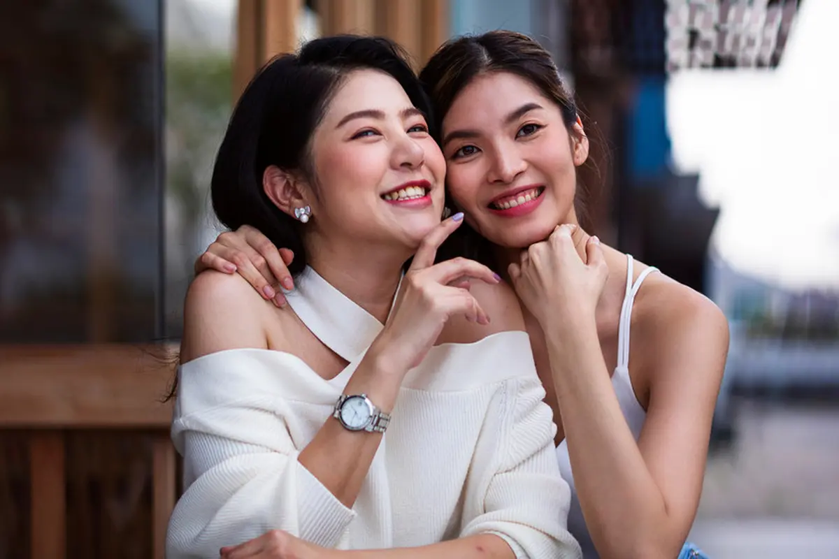 bahagia dewasa mandiri single tertawa
