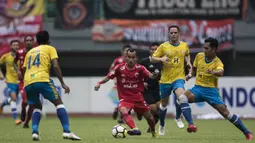 Gelandang Persija Jakarta, Riko Simanjuntak, berusaha melewati kepungan pemain Barito Putera pada laga Liga 1 di Stadion Patriot, Jawa Barat, Selasa (30/10). Persija menang 3-0 atas Barito. (Bola.com/Vitalis Yogi Trisna)