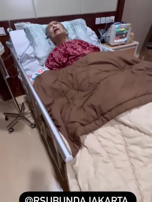 Raffi Ahmad yang sedang berada di Amerika Serikat langsung pulang untuk menjenguk neneknya yang sudah terbaring lemah di ranjang. (instagram.com/raffinatiga1717)