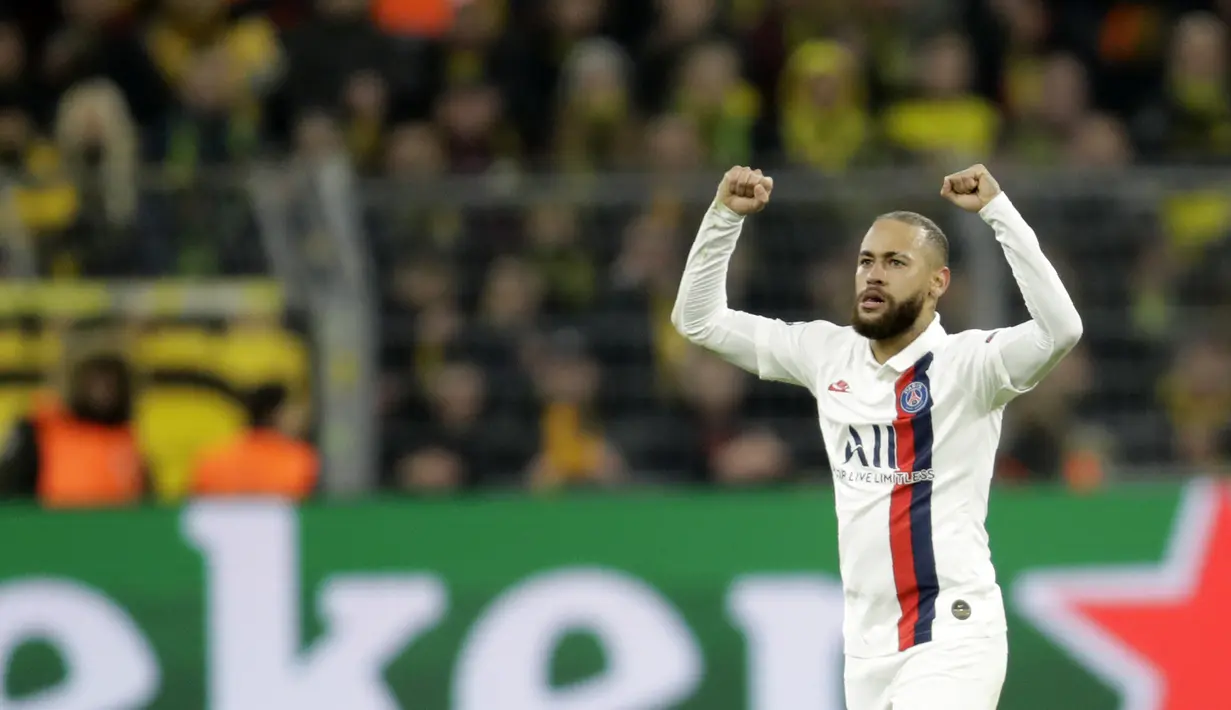 Penyerang PSG, Neymar berselebrasi usai mencetak gol ke gawang Dortmund pada pertandingan leg pertama babak 16 Liga Champions di Dortmund, Jerman (18/2/2020). Dortmund menang 2-0 atas PSG. (AP Photo/Michael Probst)