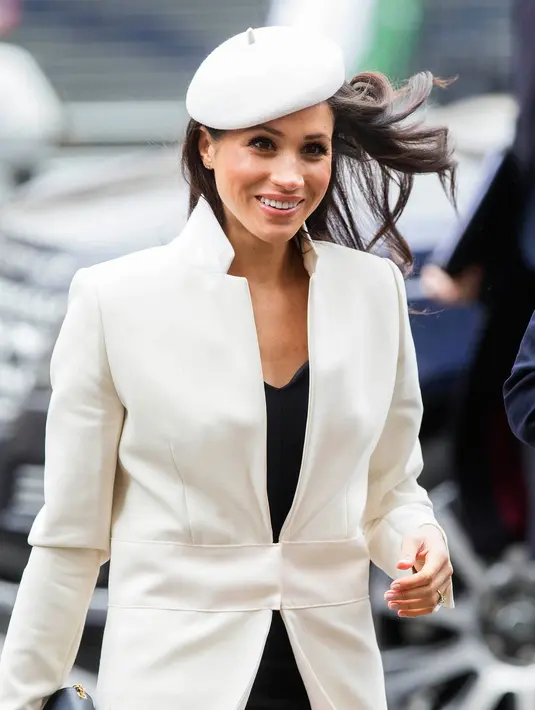 Tunangan Pangeran Harry, Meghan Markle menghadiri acara The Commonwealth Day Service di Westminster Abbey, London, Senin (12/3). Pada kesempatan itu, Meghan Markle tampak cantik dengan balutan coat warna putih rancangan Amanda Wakeley. (AP Photo)