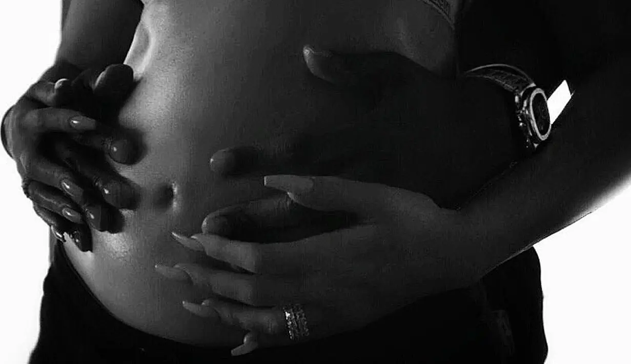 Dilansir dari E! News, Khloe Kardashian tak ragu-ragu bertanya pada kedua saudarinya seputar kehamilannya tersebut. (instagram/khloekardashian)