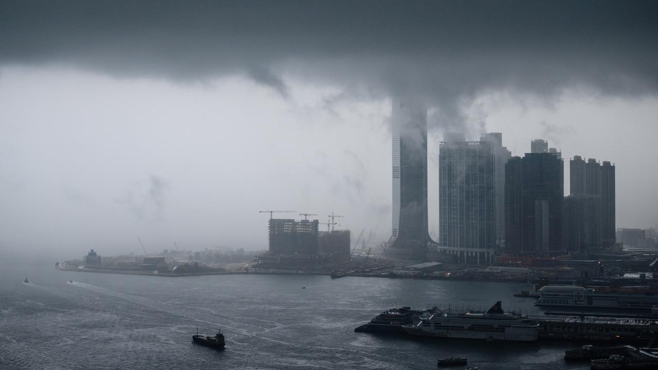 Penampakan Badai Awan Selimuti Langit Hong Kong