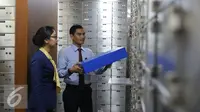 Karyawan memeriksa lemari Safe Deposit Box (SDB) di kantor cabang Bank Mandiri di Jakarta, Selasa (26/4). Hingga Maret 2016, Bank Mandiri memiliki 185 kantor cabang yang menawarkan layanan SDB. (Liputan6.com/Angga Yuniar)