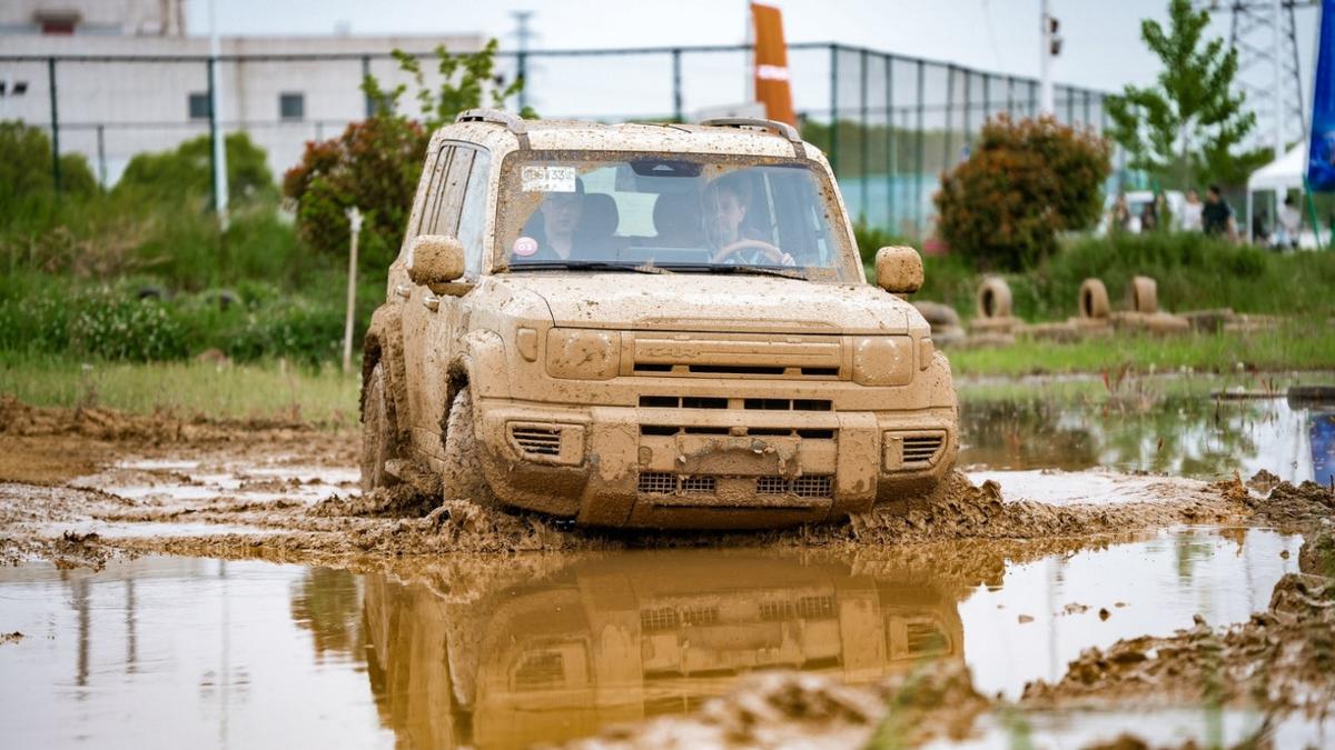 Pembalap Rally Dakar Julian Johan Uji Performa iCAR V27 di Trek Off-Road Berlumpur