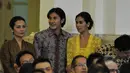 Pasangan selebriti Marsha Timothy (kanan) dan Vino G Bastian (tengah) saat menghadiri peringatan Hari Film Nasional ke-65 di Istana Negara, Jakarta, Senin (30/3/2015). (Liputan6.com/Faizal Fanani)