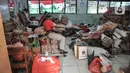 Kondisi salah satu ruang kelas dijadikan tempat penyimpanan bantuan logistik di SDN 09 Kebon Kosong, Kemayoran, Jakarta, Selasa (31/8/2021). Belum diketahui sampai kapan mereka mengungsi di sekolah karena tidak memiliki tempat tinggal. (merdeka.com/Iqbal S. Nugroho)
