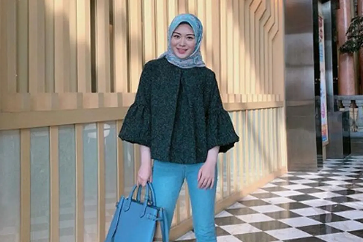 Gaya busana ala hijaber Korea Ayana Moon
