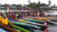 Puluhan peserta perahu bidar mini bersiap memperebutkan Piala Bergilir Lurah Karya Jaya Palembang (Liputan6.com/Nefri Inge)