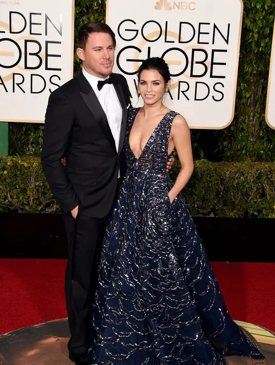 Sementara gaya rambut sang suami mendapat komentar sinis dari netizen, Jenna Dewan Tatum sendiri tampil elegan dan menakjubkan dengan gaun megah berwarna biru yang dibiarkan jatuh menyapu lantai. (AFP/Bintang.com)