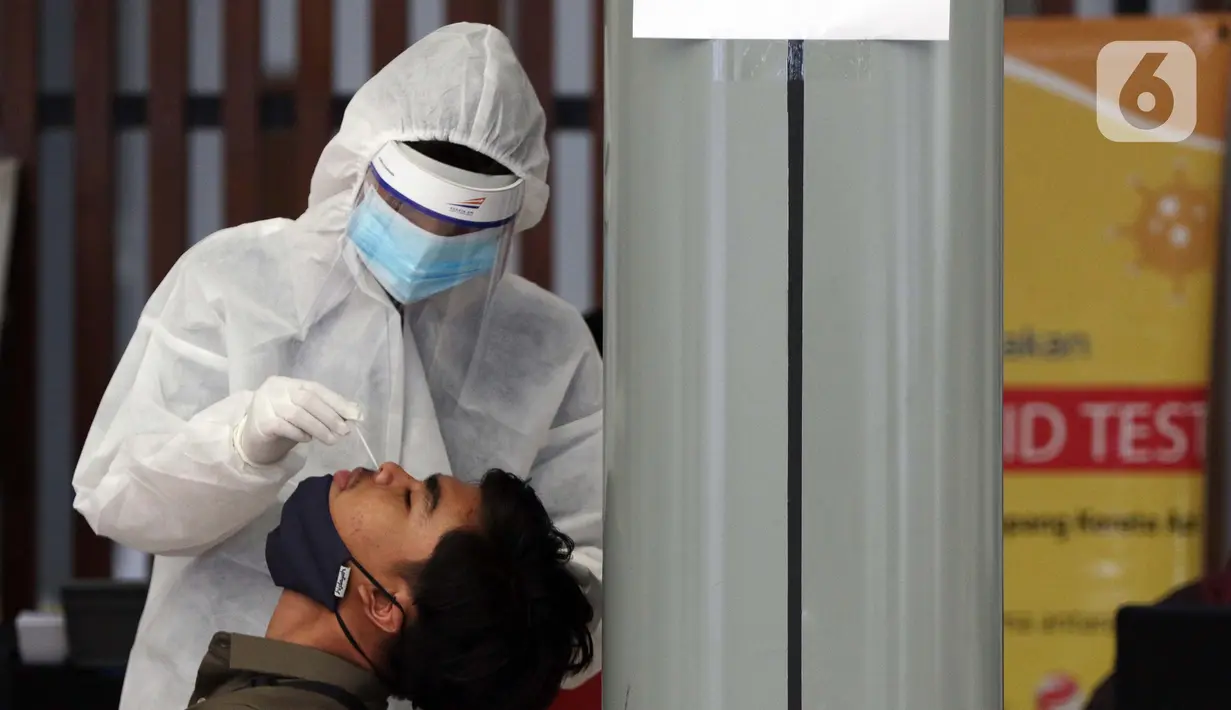Calon penumpang kereta api jarak jauh melakukan Rapid Test Antigen di area Stasiun Senen Jakarta, Kamis (24/12/2020). Stasiun Pasar Senen menjadi salah satu stasiun yang mulai ramai didatangi calon penumpang kereta api jarak jauh pada masa libur Natal 2020. (Liputan6.com/Helmi Fithriansyah)