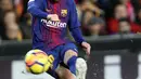 Pemain Barcelona, Lionel Messi berusaha mengontrol bola selama pada lanjutan La Liga Primera Division kontra Valencia di Stadion Mestalla, Minggu (26/11). Valencia memaksa Barcelona meraih hasil imbang 1-1.  (AP/Alberto Saiz)