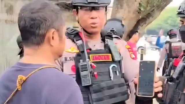 Tim Patroli Perintis Presisi Polres Metro Depok saat memeriksa sejumlah debt collector yang beroperasi di wilayah Depok.