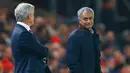 Pelatih Chelsea Jose Mourinho menyapa pelatih Stoke Mark Hughes pada pertandingan Piala liga inggris di Britannia Stadium, Inggris, Selasa (27/19/2015). Meski harus tersingkir, Maurinho mengaku puas dengan kinerja pemainnya. (Reuters/Alex Morton)