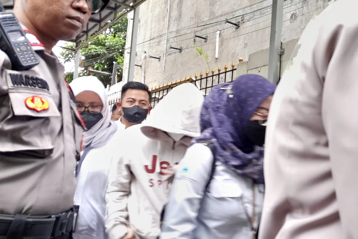 Terdakwa penganiayaan David Ozora, AG yang merupakan mantan kekasih Mario Dandy menghadiri sidang vonis di Pengadilan Negeri Jakarta Selatan, Senin (10/4/2023).