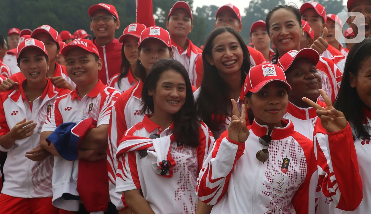 Sejumlah atlet perempuan berpose saat pelepasan Kontingen Indonesia untuk SEA Games 2019 Filipina di Istana Bogor, Jawa Barat, Rabu (27/11/2019). Sebanyak 841 atlet Indonesia akan berlaga di 52 cabang olahraga pada ajang multievent olahraga terbesar se-Asia Tenggara. (Liputan6.com/Angga Yuniar)