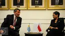 Menlu RI Retno Marsudi berbincang dengan Menlu Uruguay Rodolfo Nin Novoa saat kunjungan di Gedung Pancasila, Jakarta, Selasa (11/10). Kedua Menlu melakukan pertemuan bilateral bidang ekonomi, perdagangan dan investasi. (Liputan6.cm/Faizal Fanani)