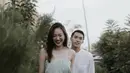 Bersama Jonatan Christie ia tampil mengenakan pakain model spaghetti strap berbahan plisket warna mint dipadu dengan long skirt ruffle putih yang cocok dengan warna kemeja Jonathan. Rambut panjangnya pun dibiarkan terurai. @shanju.