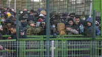 Pengungsi dari Ukraina berbaris untuk masuk ke Polandia melalui penyeberangan perbatasan di Medyka, Polandia timur, 28 Februari 2022. Lebih dari setengah juta orang telah meninggalkan Ukraina sejak invasi Rusia dengan lebih dari setengahnya melarikan diri ke Polandia. (Wojtek RADWANSKI/AFP)