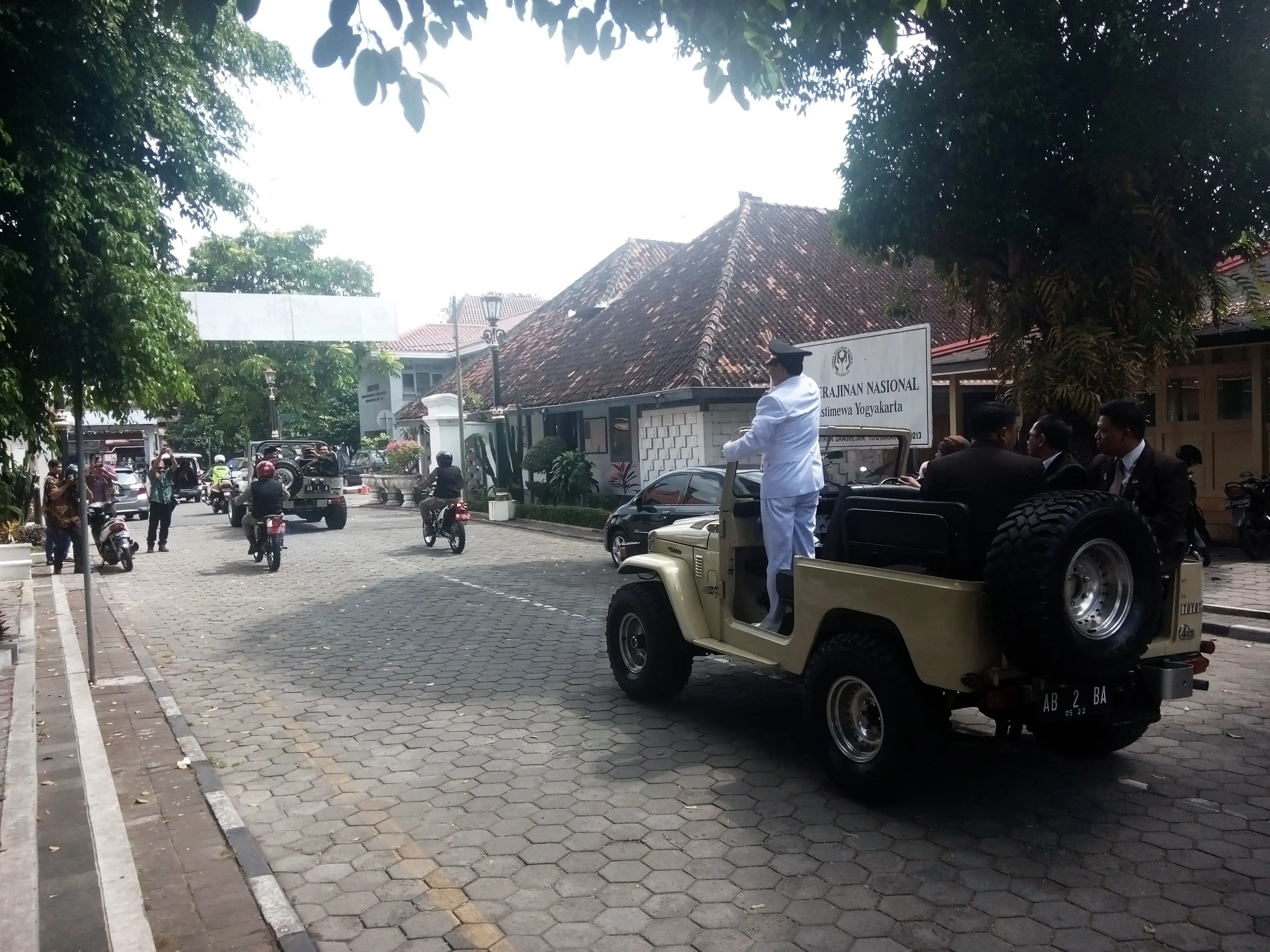 Usai dilantik, Wali Kota Yogyakarta Haryadi Suyuti dan wakilnya, Heru Purwadi, diarak menggunakan Jeep dan diikuti motor dengan pengendara menggunakan pakaian khas Jawa. (Liputan6.com/Yanuar H)