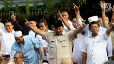 Capres 02 Prabowo Subianto bersama sejumlah tokoh dan kader pendukung saat konferensi pers  di depan Rumahnya, di Kertanegara, Jakarta, Rabu (17/4). Prabowo mengklaim menang Pilpres 2019 berdasarkan data exit poll menang di 5000 TPS. (Liputan6.com/Johan Tallo)