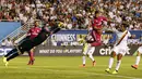 Penjaga gawang AS Roma, Lukasz Skorupski (kiri), berusaha menepis bola hasil sundulan kepala Sergio Ramos di laga International Champions Cup 2014 di Stadion Cotton Bowl, Dallas, (29/7/2014). (REUTERS/Kevin Jairaj-USA TODAY Sports)