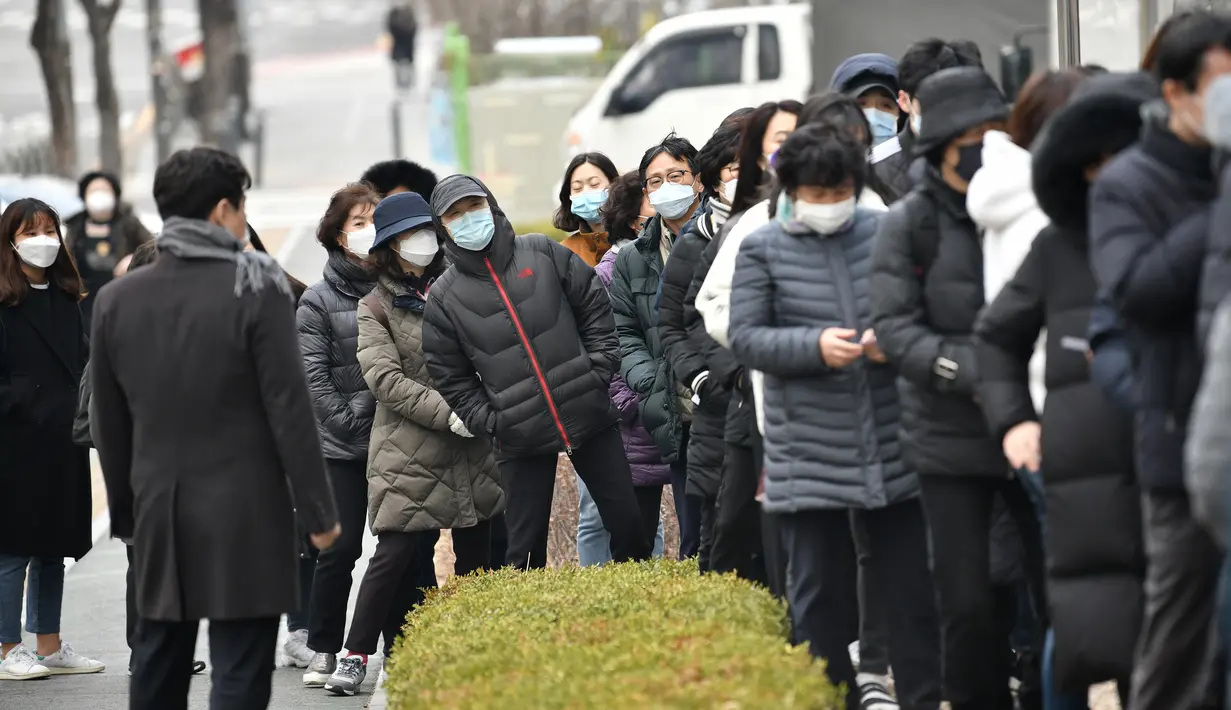 Warga mengantre untuk membeli masker di luar sebuah supermarket di Seoul, Korea Selatan, Rabu (4/3/2020). Kasus virus corona atau COVID-19 di Korea Selatan menjadi yang terbesar setelah China, negara asal wabah virus tersebut. (Jung Yeon-je/AFP)