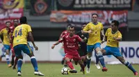 Gelandang Persija Jakarta, Riko Simanjuntak, berusaha melewati kepungan pemain Barito Putera pada laga Liga 1 di Stadion Patriot, Jawa Barat, Selasa (30/10). Persija menang 3-0 atas Barito. (Bola.com/Vitalis Yogi Trisna)